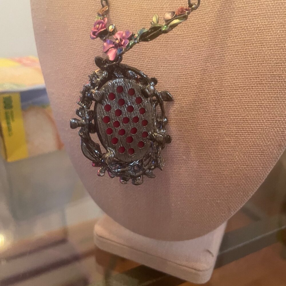 Beautiful Lenora Dame Flower Strewn Cameo Necklace - Picture 3 of 5